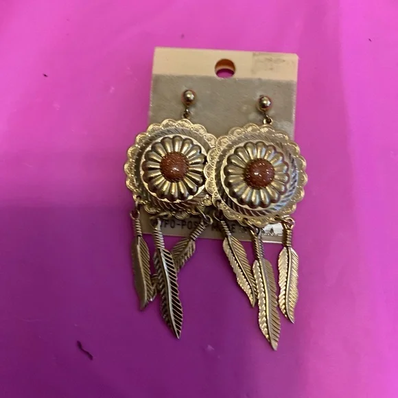 Vintage Southwestern Shield Feathers Earrings Gold Finish    Tote J-1 - Picture 3 of 3